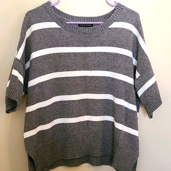 Banana Republic Sweaters - EUC Banana Republic grey and white sweater